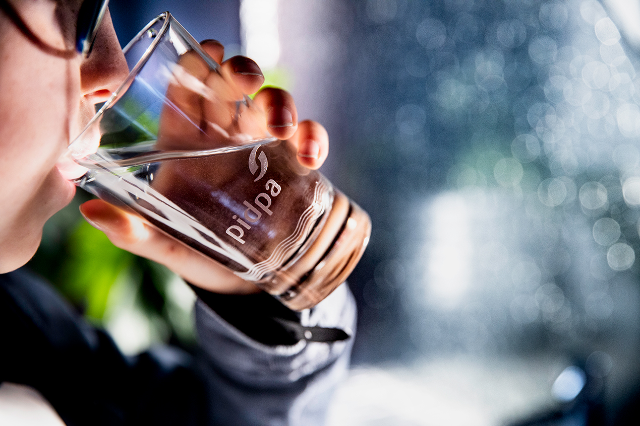 Persoon drinkt water uit glas