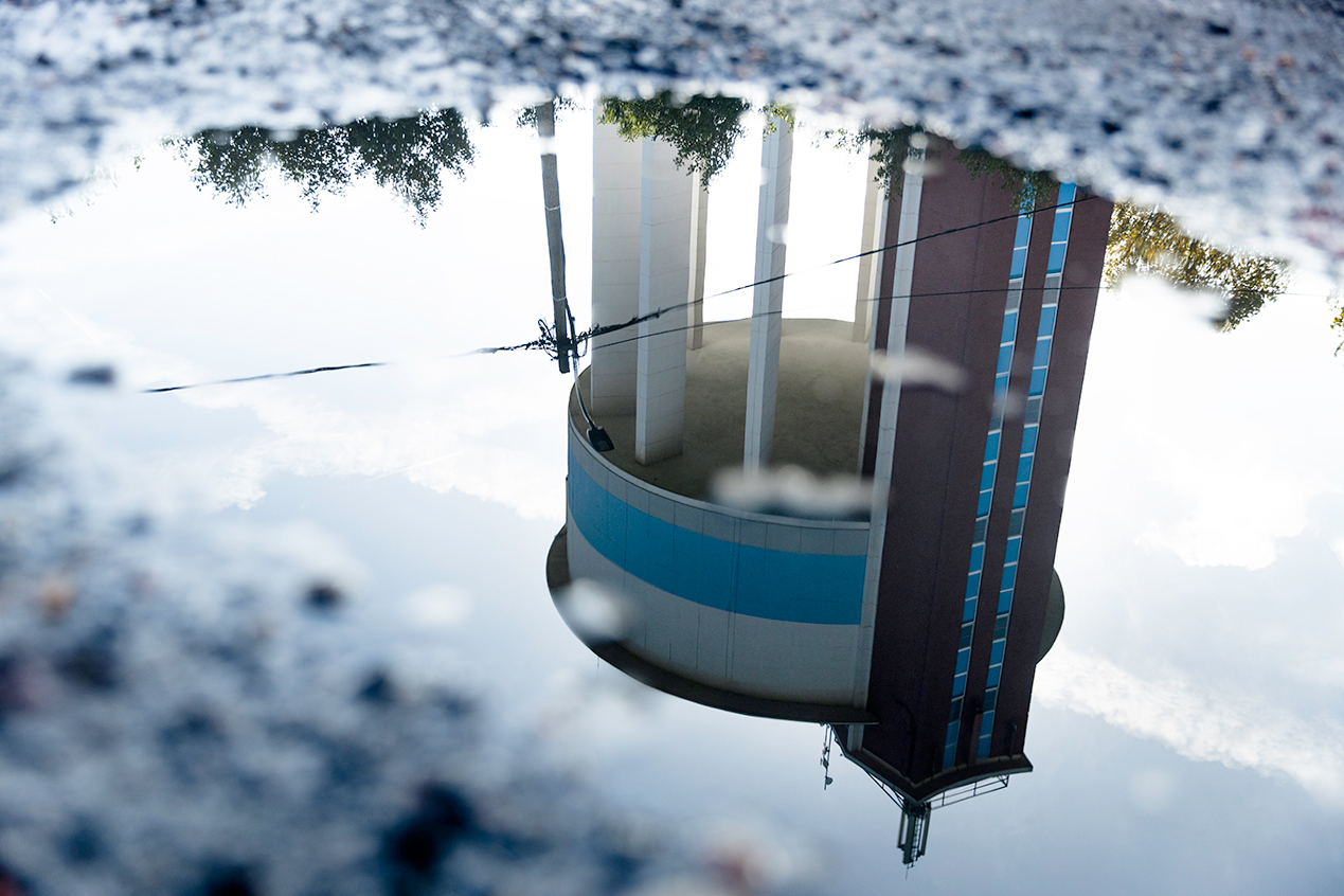 Spiegelbeeld van watertoren in plas water