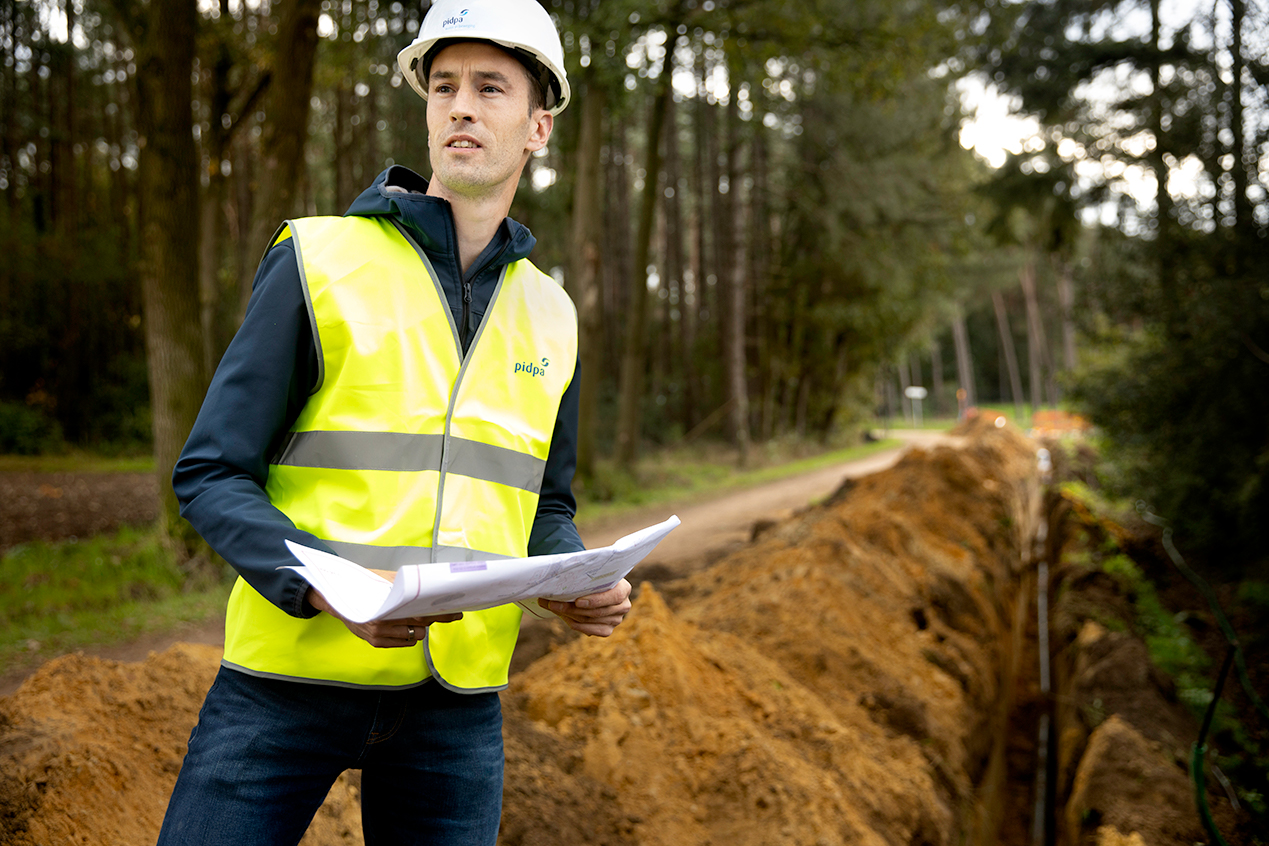 Collega controleert werf