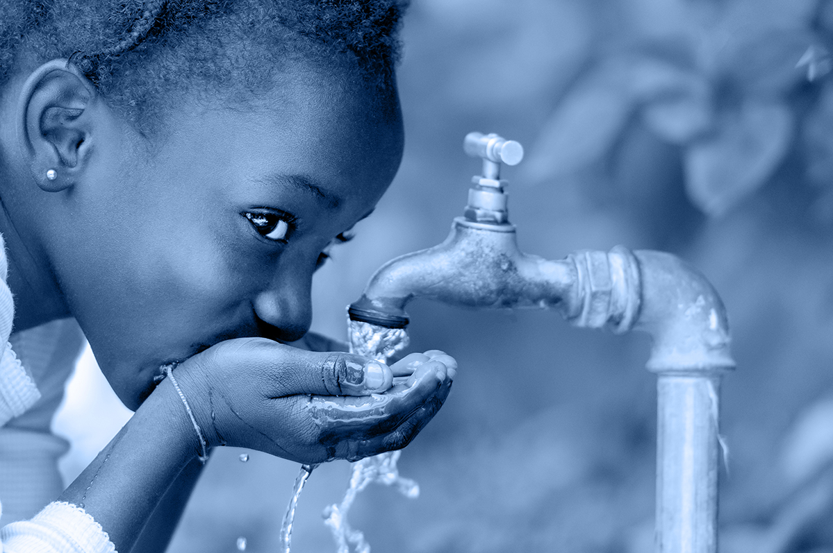 HidroPlus - kind drinkt aan kraan