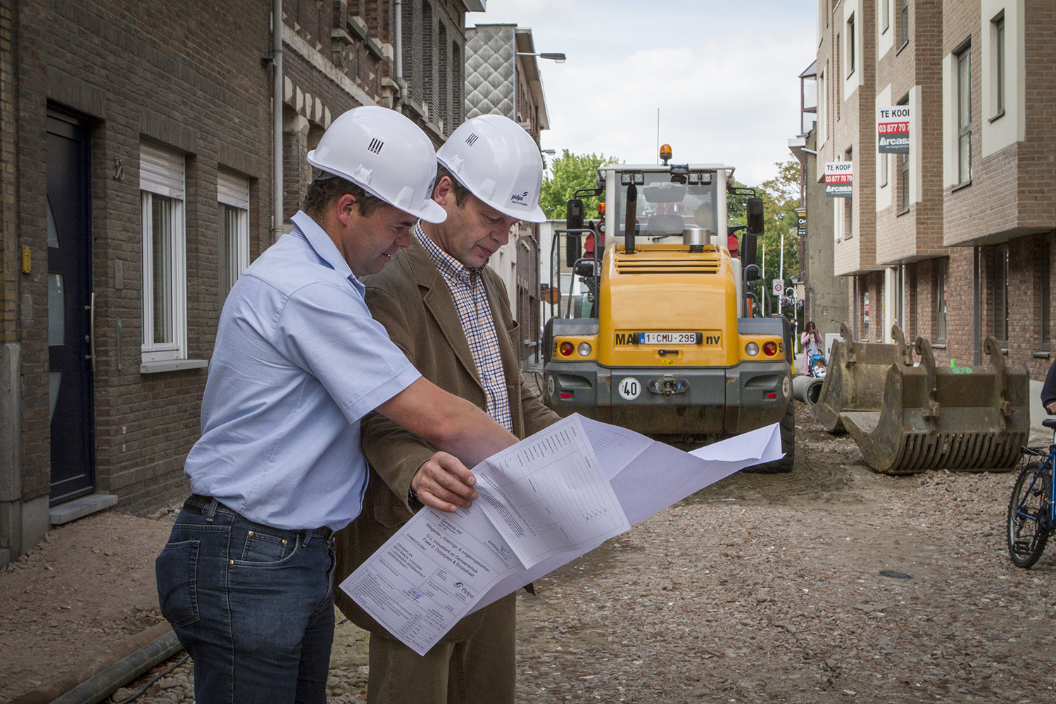 Collega's bekijken het plan